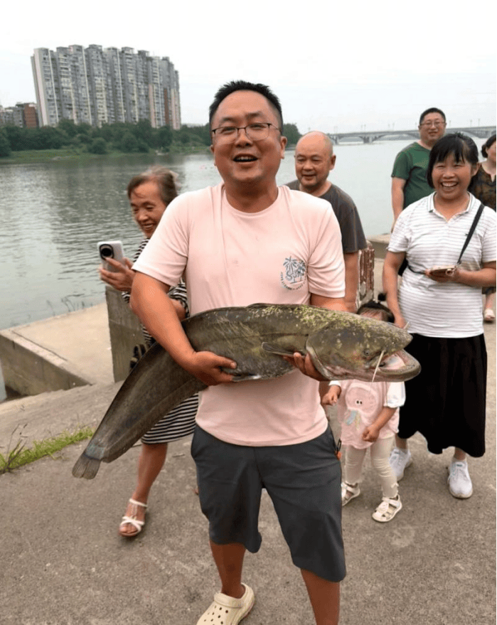 足球平台出租代理
_四川一男子钓1米长大鱼后放生足球平台出租代理
,围观者高呼“卖给我”,回应:钓鱼是为娱乐