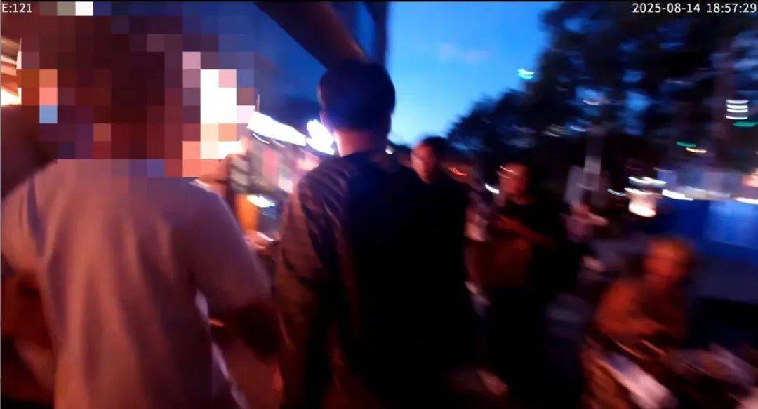 皇冠信用账号怎么开_无数客人被挡在店外皇冠信用账号怎么开,上海一网红餐厅报警!3人利用漏洞“抢跑”囤号倒卖