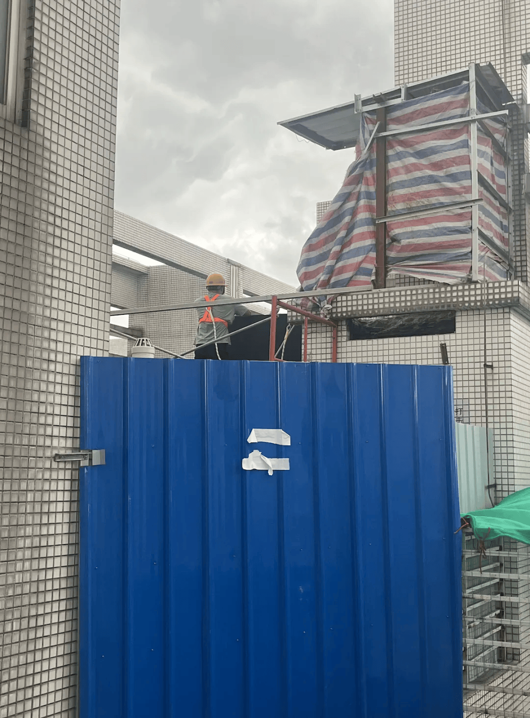 谢周三vs斯旺西_“家里像蒸笼一样谢周三vs斯旺西,桌上都是油”,广州一小区低层有多家餐厅营业,油烟呛人居民不敢开窗,最新回应