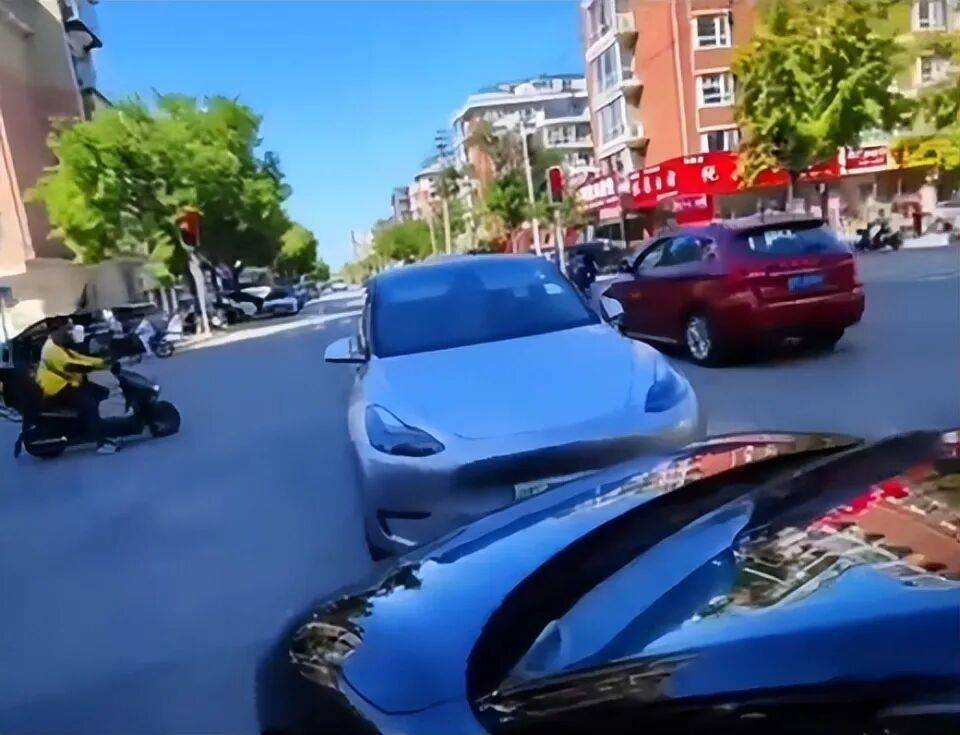 皇冠信用代理出租_十字路口两车“顶牛”引发拥堵皇冠信用代理出租,其中一司机自称公安!丹东公安回应→