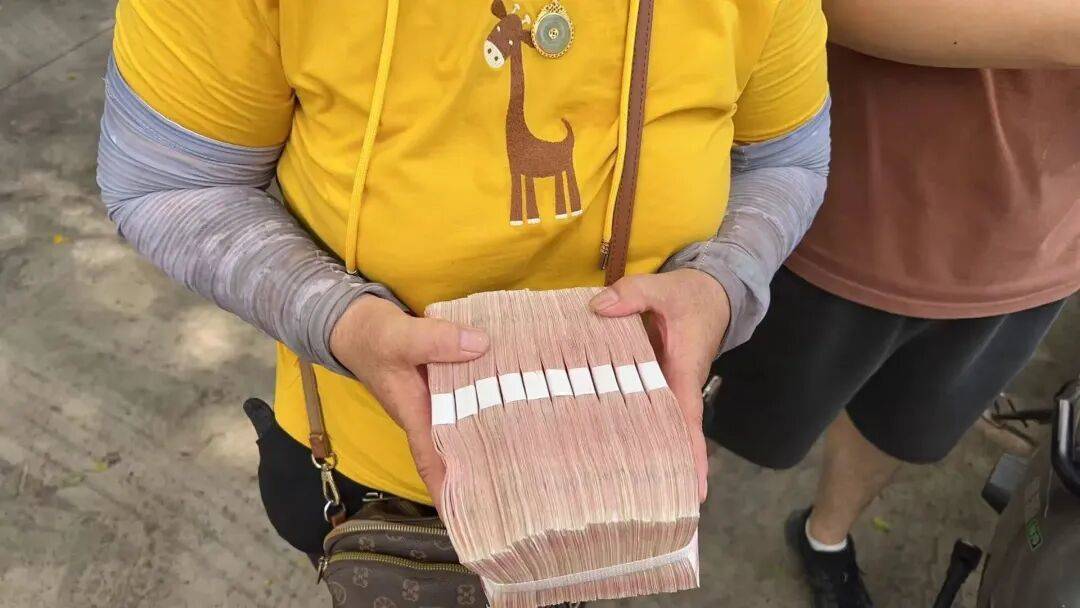 皇冠信用網代理申条件_广东一女子从老家带10万元现金给女儿治病被误扔皇冠信用網代理申条件,环卫工连夜翻10吨垃圾找回