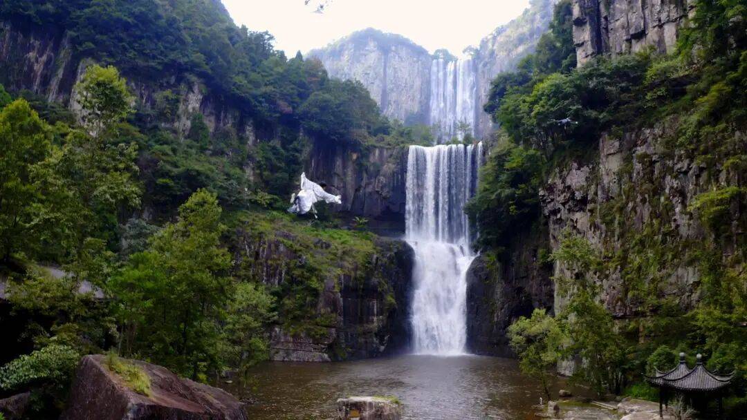 皇冠信用网申请_女生瀑布前拍视频皇冠信用网申请，空中突然飘来一排人