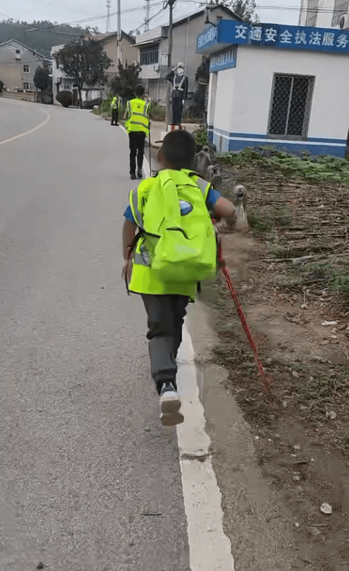 皇冠信用網最新地址_湖北一男子辞掉月薪2万元工作皇冠信用網最新地址，带9岁儿子徒步千里，计划60天走到山东……原因让人泪目