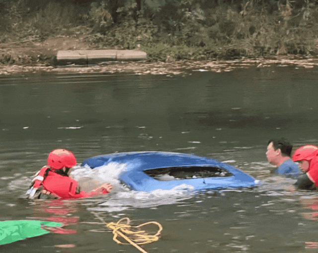 皇冠信用网如何申请_女儿被困坠河车内皇冠信用网如何申请,父亲借渔网撬门救女,关键时刻......