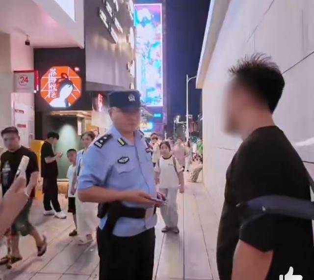 皇冠信用网代理_男子当街直播猥亵皇冠信用网代理，被抓后称在搞抽象