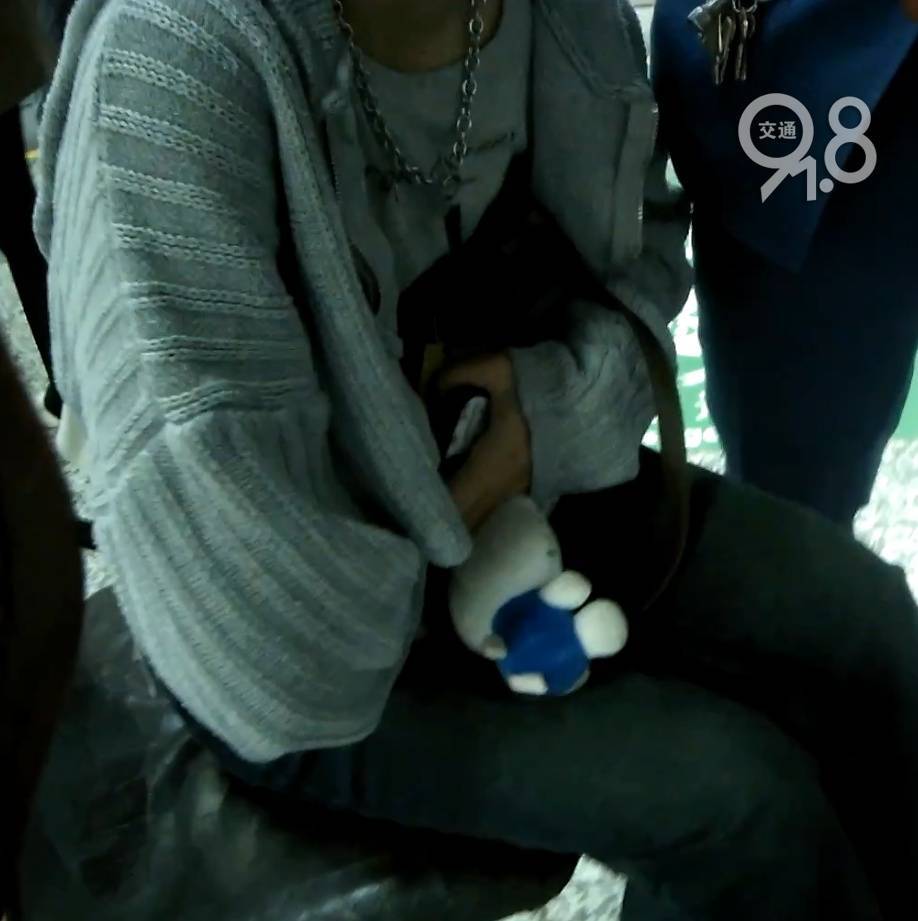 皇冠信用网开户
_杭州地铁内皇冠信用网开户
,女乘客突然崩溃大哭!紧接着……这一幕被拍下