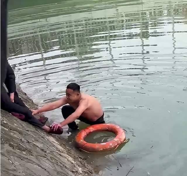 巴黎奥运会足球_32岁陕西男子只会“狗刨”巴黎奥运会足球，跳江救老人冻到浑身发红，6岁女儿为爸爸点赞