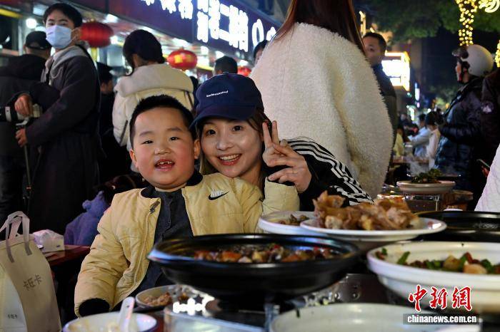 英格兰联赛_安徽广德“三件套”出圈 江浙等地游客排队打卡